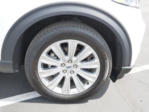 White Metallic 2022 Ford Explorer Limited