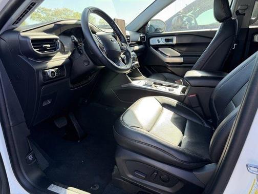 White Metallic 2022 Ford Explorer Limited