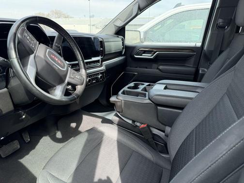 White 2024 GMC Sierra 1500 SLE