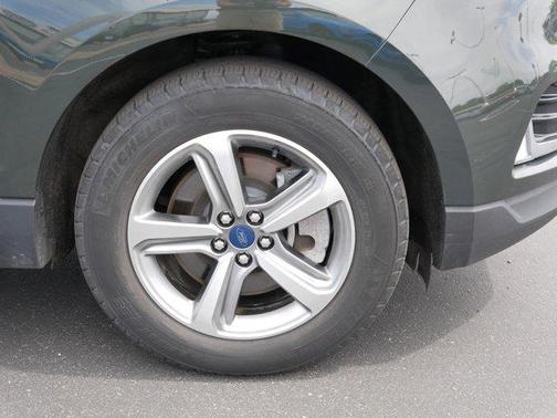 Green Metallic 2022 Ford Edge SEL