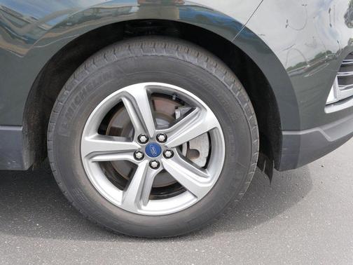 Green Metallic 2022 Ford Edge SEL