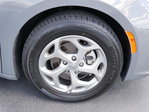Ceramic Gray Clearcoat 2023 Chrysler Pacifica Limited