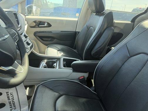 Ceramic Gray Clearcoat 2023 Chrysler Pacifica Limited