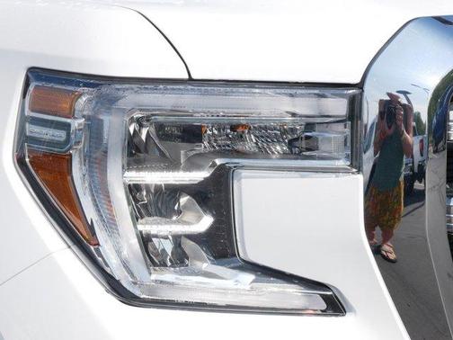 White 2019 GMC Sierra 1500 SLE