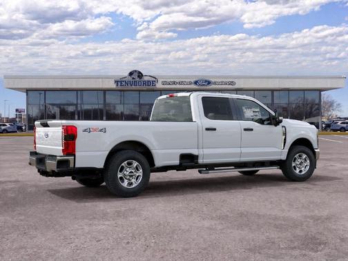 Oxford White 2027 Ford F-250 XLT
