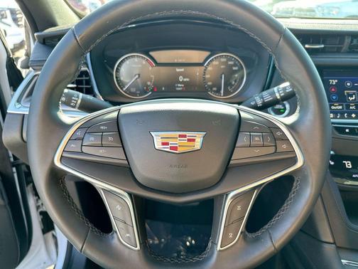 Crystal White Tricoat 2024 Cadillac XT5 Luxury