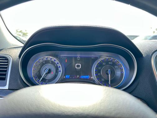 Bright White Clearcoat 2017 Chrysler 300C Base