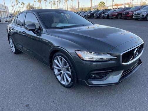 Photo 3 of 19 of 2020 Volvo S60 T5 Momentum