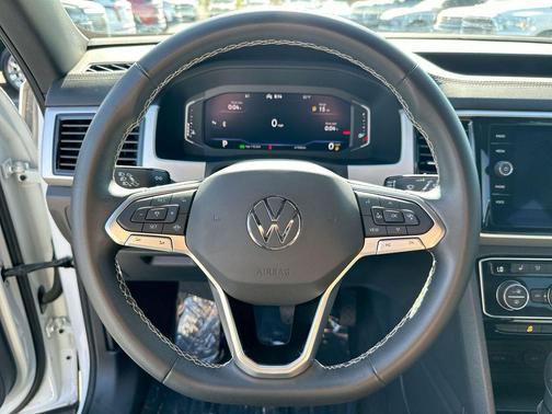 Pure White 2022 Volkswagen Atlas Cross Sport 2.0T SE w/Technology