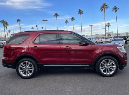 Photo 4 of 17 of 2019 Ford Explorer XLT