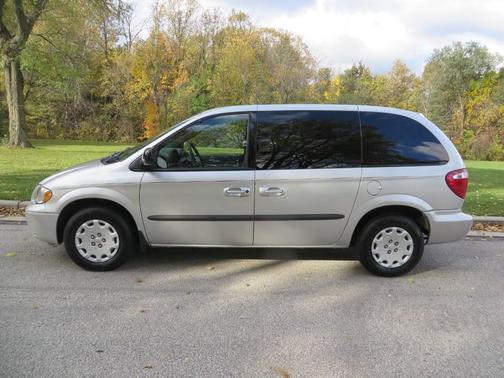 2004 Chrysler Town & Country Base