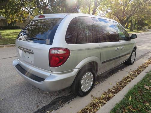 2004 Chrysler Town & Country Base