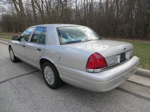 2005 Ford Crown Victoria Base