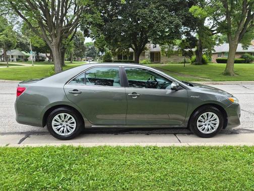 Green 2013 Toyota Camry Hybrid SE
