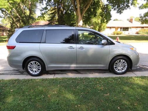 2017 Toyota Sienna XLE