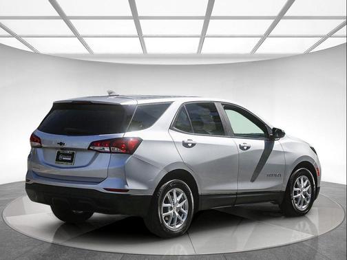 Silver Ice Metallic 2022 Chevrolet Equinox LS