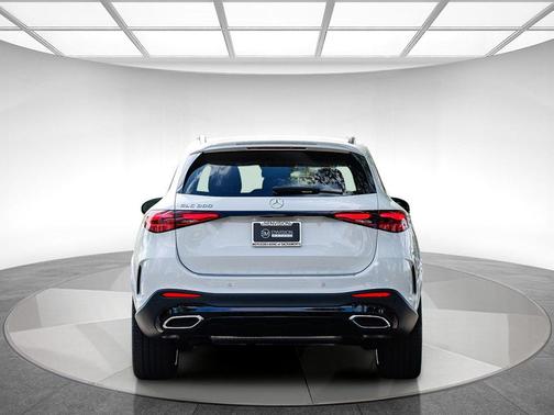 MANUFAKTUR Moonlight White Metallic 2025 Mercedes-Benz GLC 300 Base