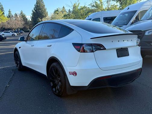 2022 Tesla Model Y Long Range Dual Motor All-Wheel Drive