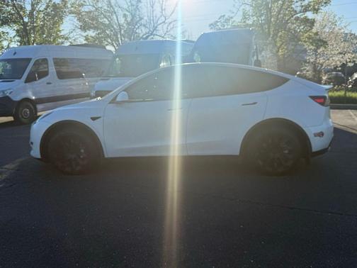 2022 Tesla Model Y Long Range Dual Motor All-Wheel Drive