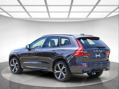 Platinum Grey Metallic 2025 Volvo XC60 Plug-In Hybrid Ultra, T8 AWD Electric/Gasoline, Dark