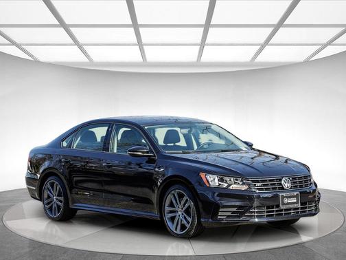 Deep Black Pearl Metallic 2018 Volkswagen Passat 2.0T S