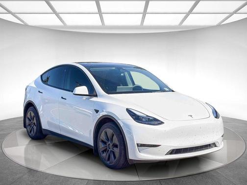 Pearl White Multi-Coat 2022 Tesla Model Y Long Range Dual Motor All-Wheel Drive