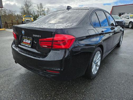 Black Sapphire Metallic 2018 BMW 320 i xDrive
