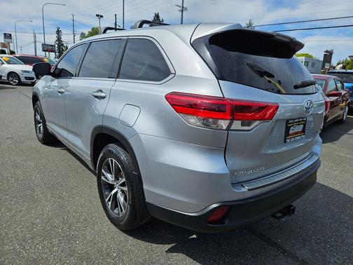 Celestial Silver Metallic 2017 Toyota Highlander LE
