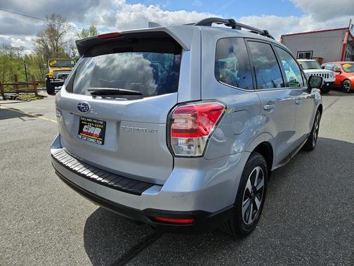 Ice Silver Metallic 2018 Subaru Forester 2.5i Limited