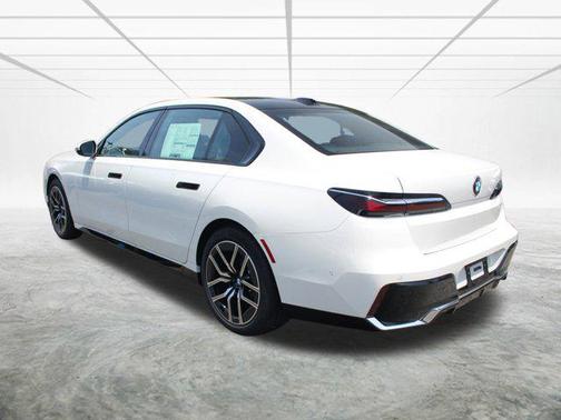 2025 BMW 740 i
