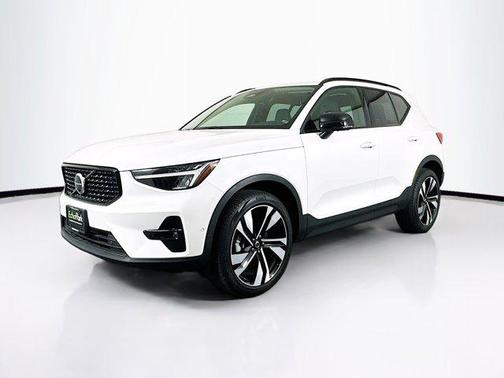 2025 Volvo XC40 B5 Plus Dark Theme