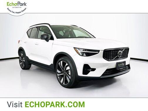 2025 Volvo XC40 B5 Plus Dark Theme