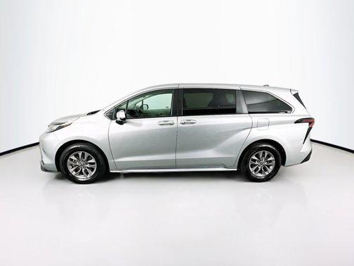 2023 Toyota Sienna LE