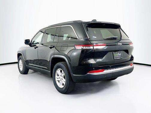 Diamond Black Crystal Pearlcoat 2022 Jeep Grand Cherokee Laredo