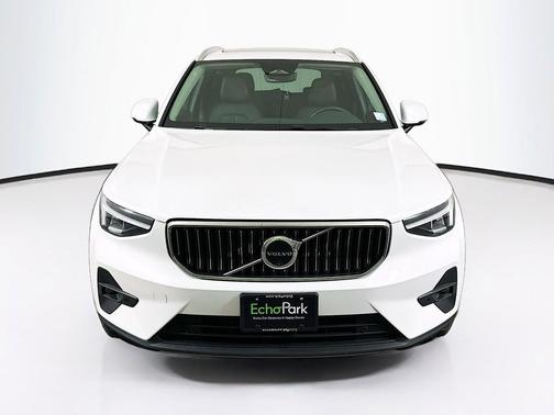Crystal White Pearl 2025 Volvo XC40 Plus Bright Theme