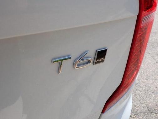 2022 Volvo XC90 T6 Momentum