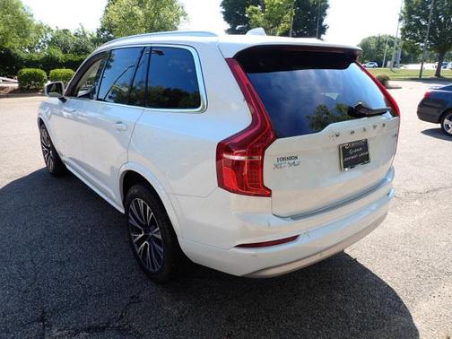 2022 Volvo XC90 T6 Momentum