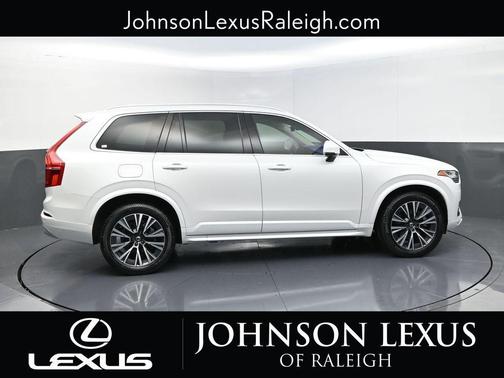 2022 Volvo XC90 T6 Momentum