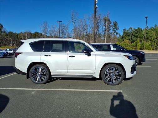 2025 Lexus LX 700h Luxury