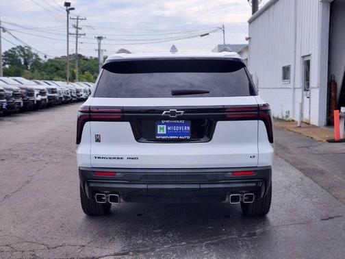 Summit White 2024 Chevrolet Traverse LT