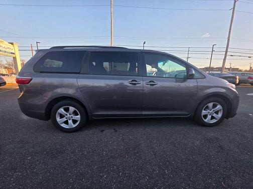 2017 Toyota Sienna LE
