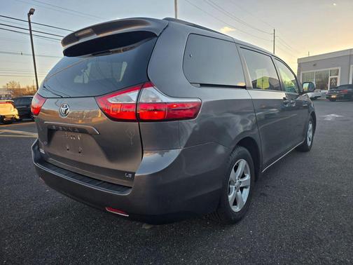 2017 Toyota Sienna LE