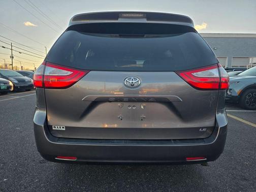 2017 Toyota Sienna LE