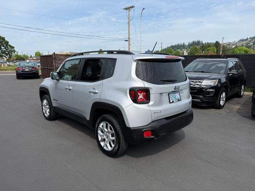 Glacier Metallic 2017 Jeep Renegade Latitude