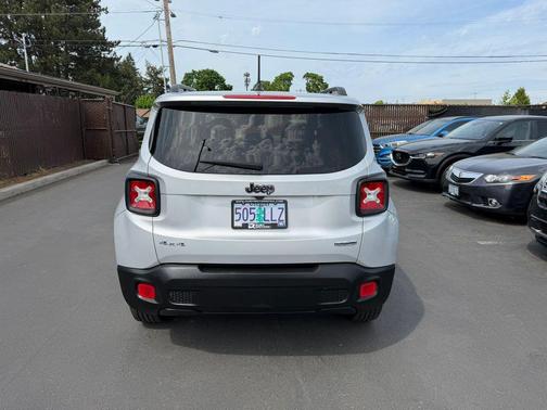 Glacier Metallic 2017 Jeep Renegade Latitude