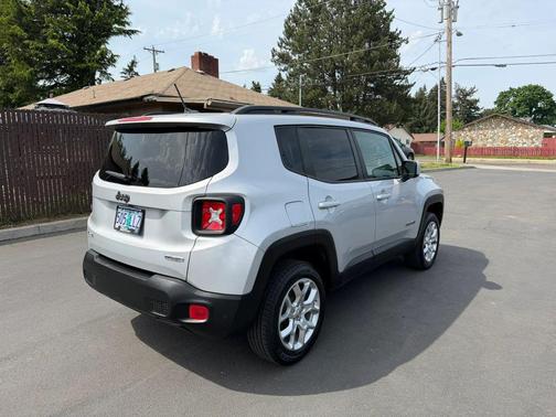 Glacier Metallic 2017 Jeep Renegade Latitude