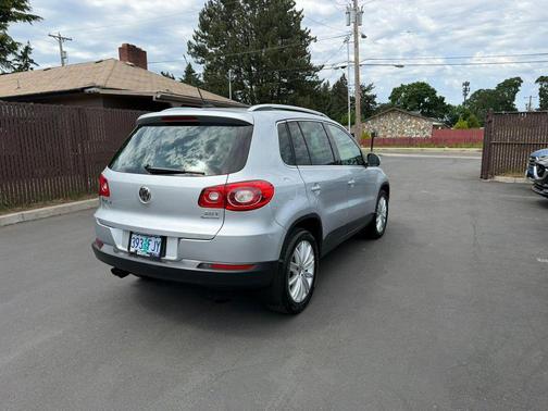Reflex Silver Metallic 2011 Volkswagen Tiguan SEL