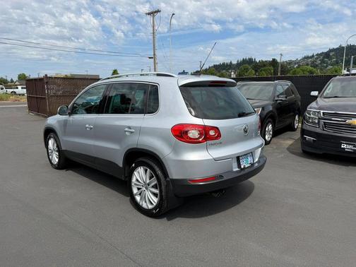 Reflex Silver Metallic 2011 Volkswagen Tiguan SEL