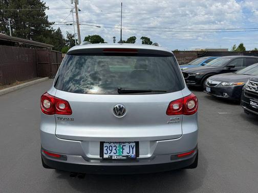 Reflex Silver Metallic 2011 Volkswagen Tiguan SEL