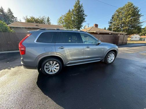2016 Volvo XC90 T6 Momentum